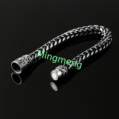 Brazalete masculino de acero inoxidable con diseño de hebilla magnética de superficie fundida con patrón retro, accesorio de moda
