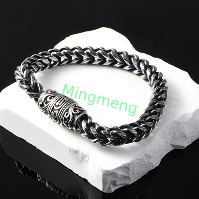 Brazalete masculino de acero inoxidable con diseño de hebilla magnética de superficie fundida con patrón retro, accesorio de moda