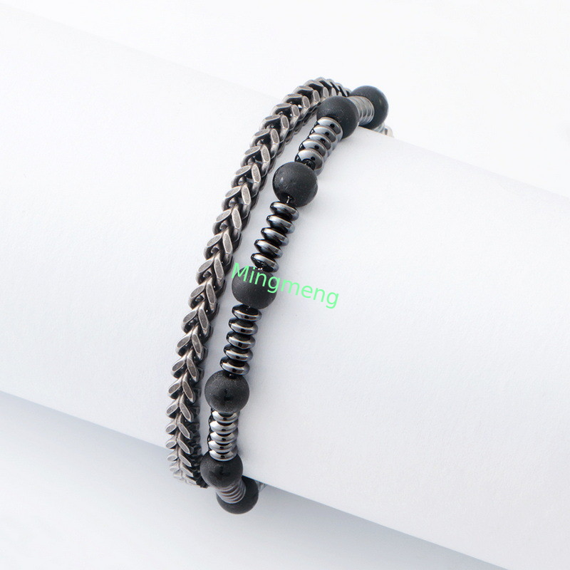 Un brazalete de acero inoxidable para hombres para un uso cómodo y sin esfuerzo.