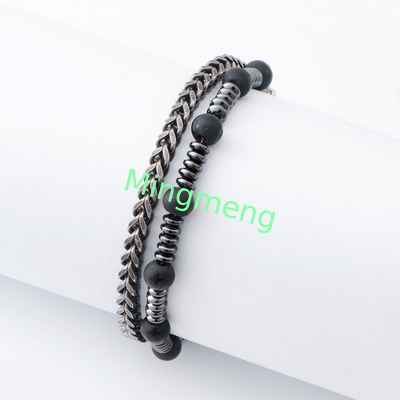 Un brazalete de acero inoxidable para hombres para un uso cómodo y sin esfuerzo.